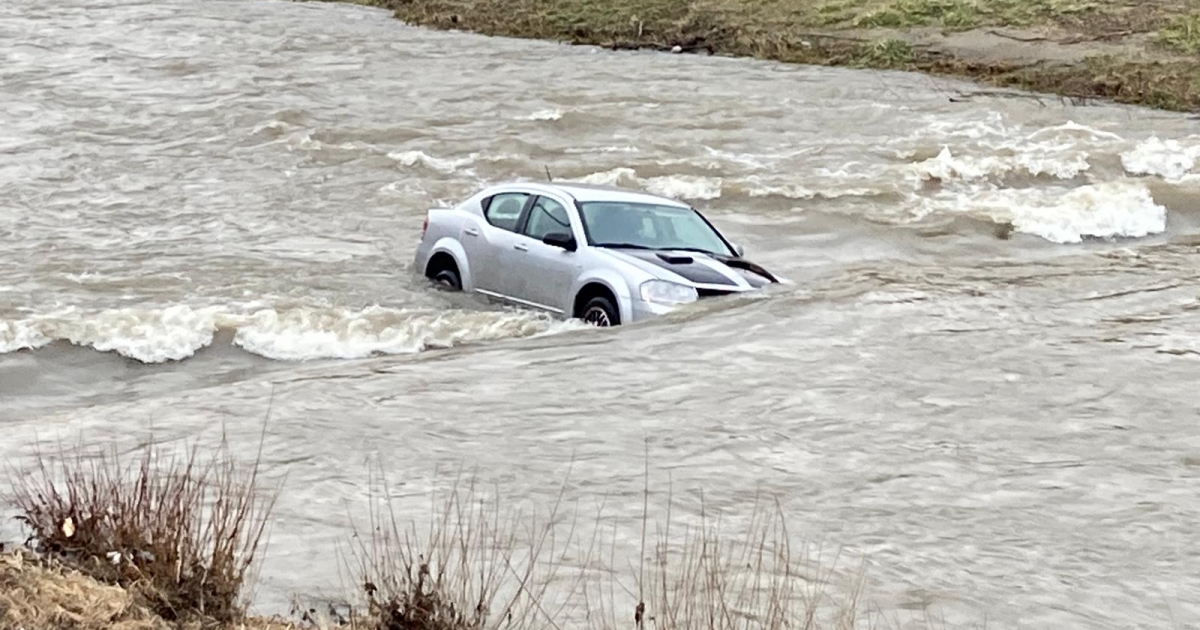 A folyó közepéig gurult egy autó Székelyudvarhelyen